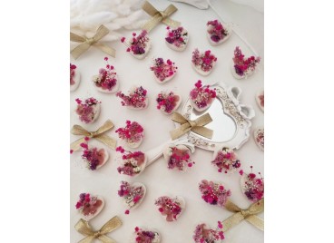 Segnaposto cuori in cera di soia con fiori stabilizzati e fiocchi dorati, eleganti e raffinati.