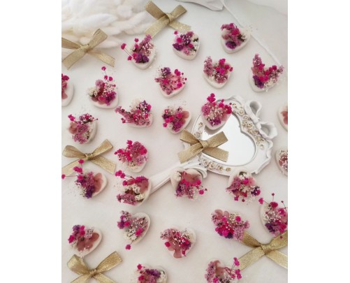 Segnaposto cuori in cera di soia con fiori stabilizzati e fiocchi dorati, eleganti e raffinati.
